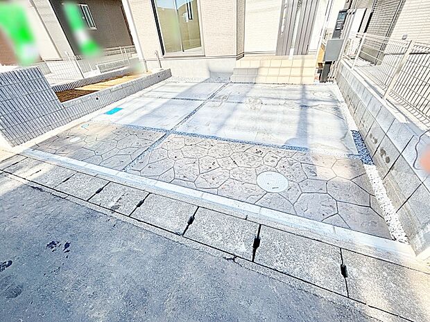 2台(車種による)駐車可!ご家族みんなの自転車も置ける広々カースペース。