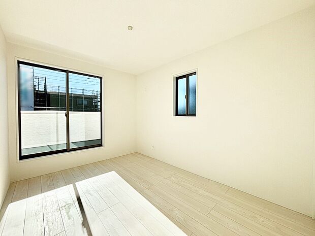 バルコニーが開放感をプラスしてくれる洋室