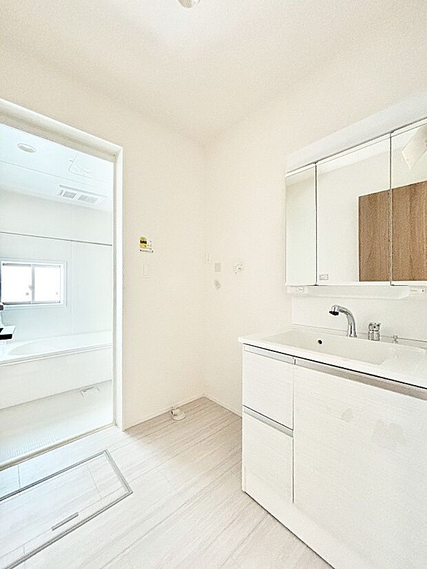 洗面所はゆとりのあるスペースで、身支度や入浴後のスキンケアも心に余裕をもってできそうです。