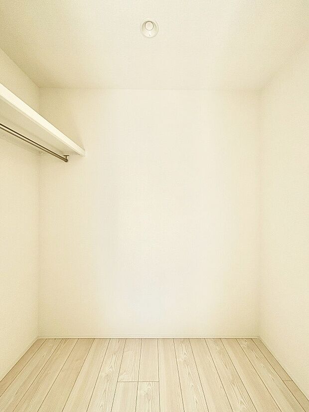 ウォークインクローゼットの活用で生活空間スッキリ