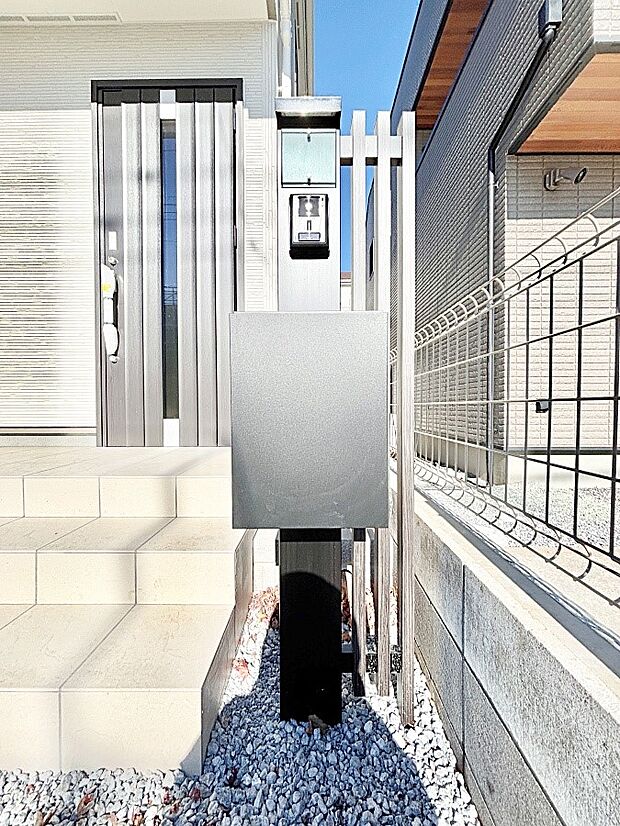 表札・インターホン・ポストをひとつに集約。エントランスになじむシンプルデザイン。