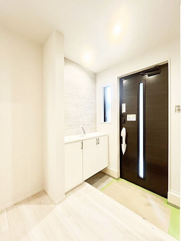 ガラススリットの入った玄関ドアが室内に光を届けてくれます