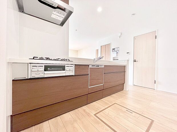 リビングで遊ぶお子様を見守りながらお料理ができる対面キッチン。  