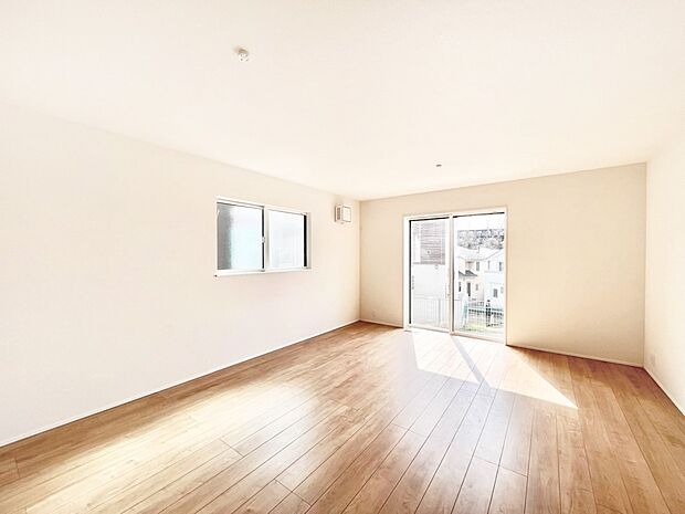 明るい陽光が注ぎ、寛ぎの雰囲気に満たされるダイニング。