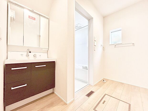 清潔感ある洗面化粧室で朝の身支度も快適