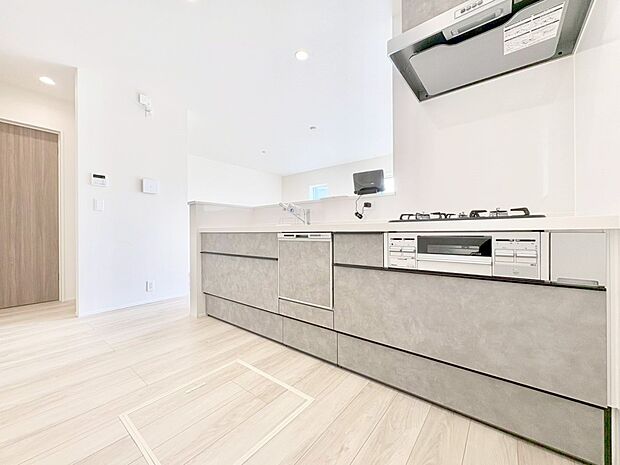 リビングで遊ぶお子様を見守りながらお料理ができる対面キッチン。