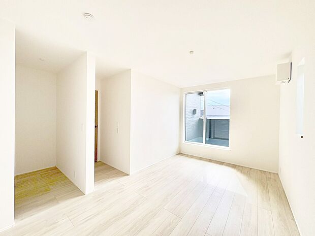 バルコニーが開放感をプラスしてくれる洋室