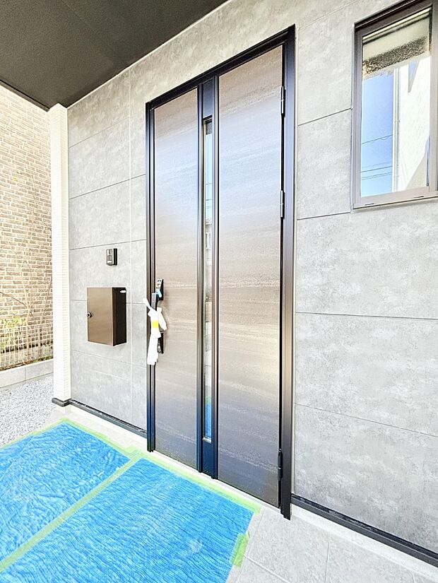 大切な家族、来客を出迎える玄関。