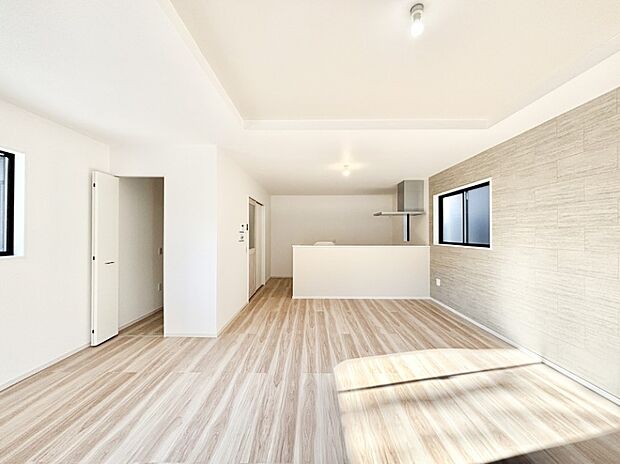 明るい陽光が注ぎ、寛ぎの雰囲気に満たされるリビング・ダイニング。 