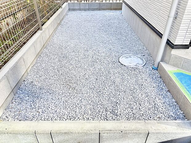 プランターを並べて季節のお花を楽しめるお庭付き。