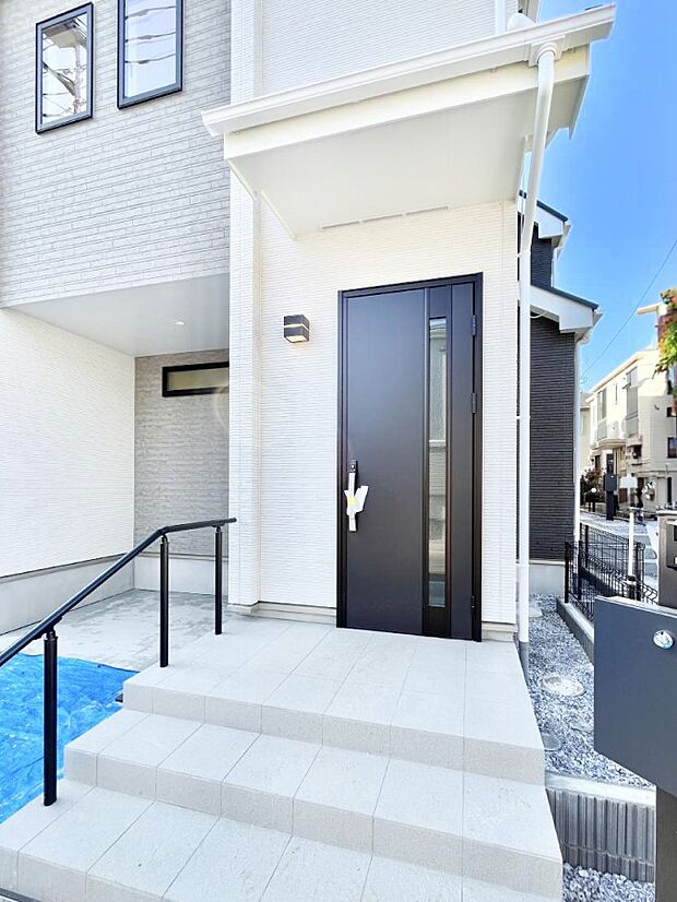 大切な家族、来客を出迎える玄関。