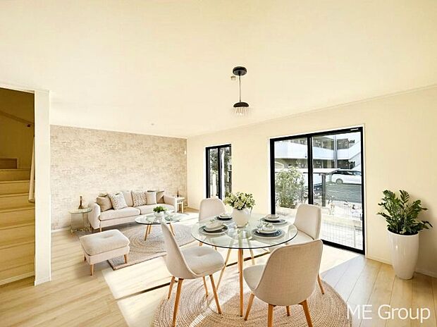 ご家族の賑やかな話し声で包まれる明るいリビング ※家具はCGです