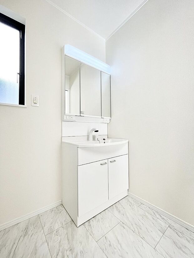 明るい洗面所は毎朝の身支度も楽しくできちゃいそうです。