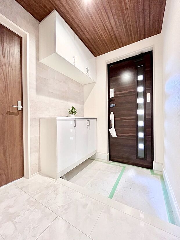 飾り棚を利用して、お越しいただくお客様をおもてなしできます。　