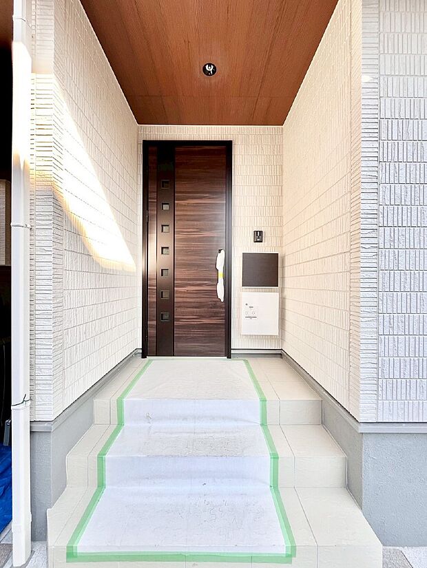 大切な家族、来客を出迎える玄関。