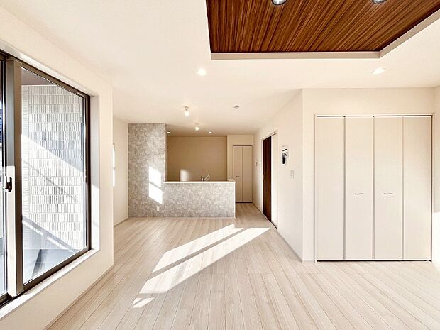 明るい陽光が注ぎ、寛ぎの雰囲気に満たされるリビング・ダイニング。