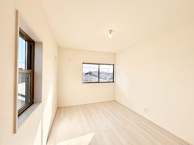 窓からのやさしい光が心地よいプライベートルーム　