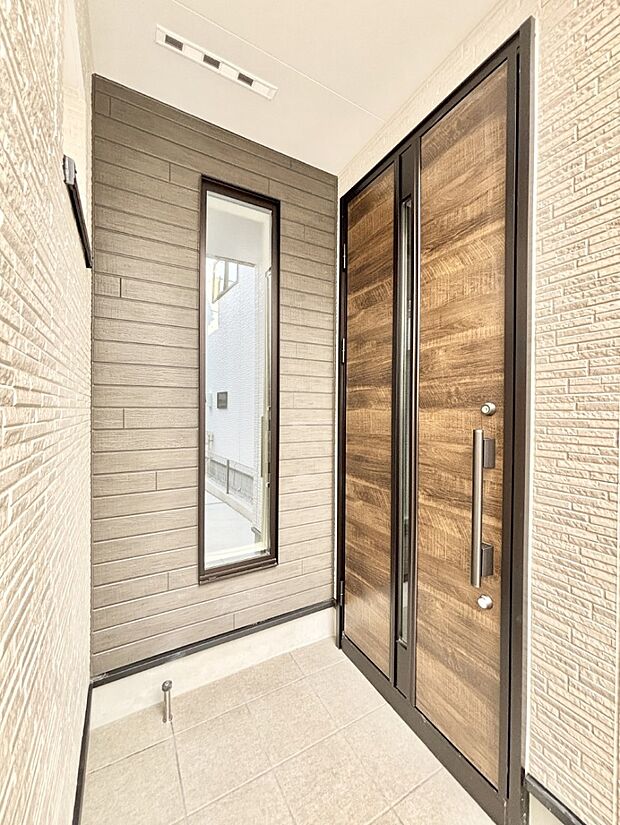 住まいの顔を演出する、玄関ドア。