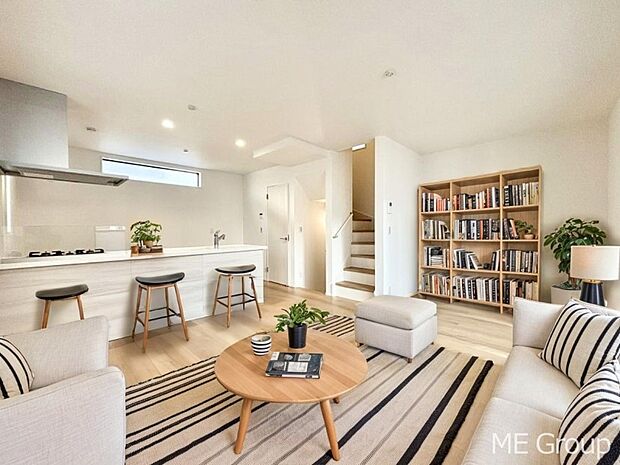 ご家族の賑やかな話し声で包まれる明るいリビング  ※家具はCGです