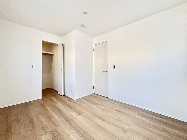 ウォークインクローゼットがあるお部屋。季節ごとの入れ替えも不要で便利です。