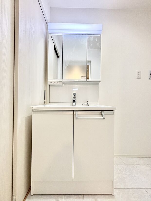 大きく見やすい三面鏡で清潔感ある洗面台は、身だしなみチェックや肌のお手入れにおすすめです。