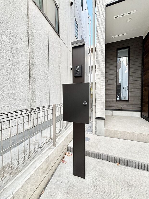 表札・インターホン・ポストをひとつに集約。エントランスになじむシンプルデザイン。