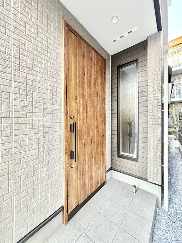 住まいの顔を演出する、玄関ドア。