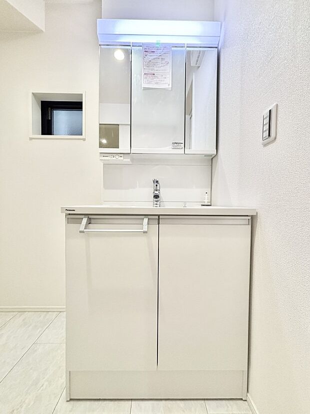 大きく見やすい三面鏡で清潔感ある洗面台は、身だしなみチェックや肌のお手入れにおすすめです。