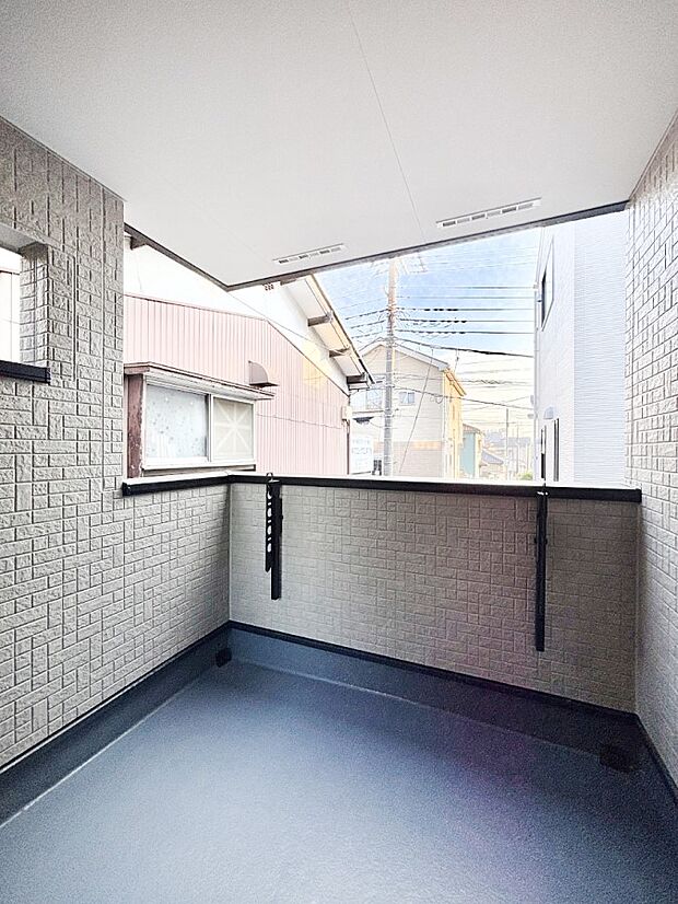 屋根付きのバルコニーなのでお仕事中やお出掛け中の急な雨も安心です!