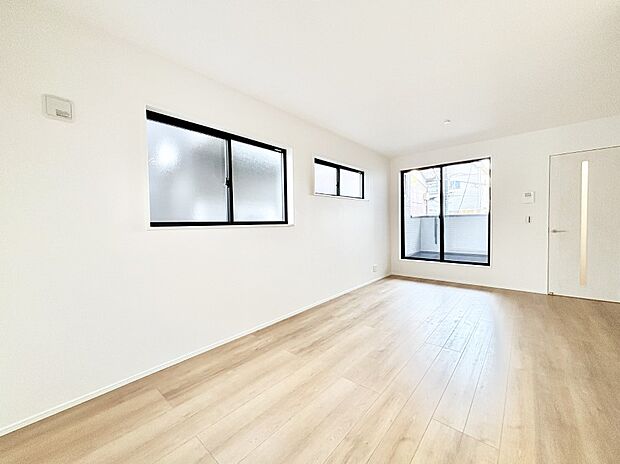 明るい2階リビング!外からの視線をシャットアウトして家族のプライバシーを守ります。