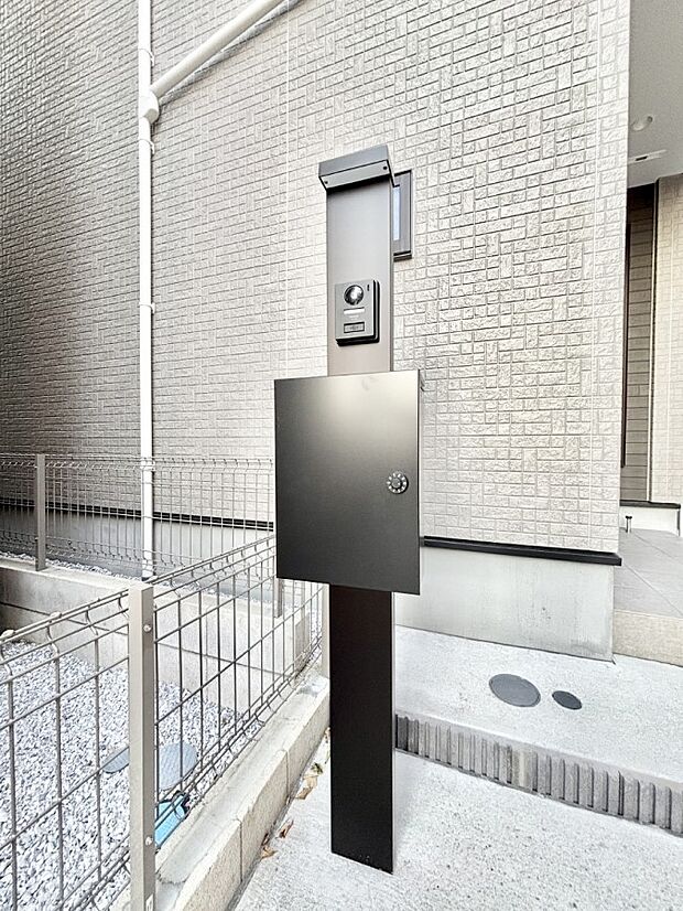 表札・インターホン・ポストをひとつに集約。エントランスになじむシンプルデザイン。