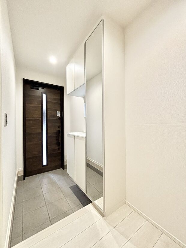 ミラー付きシューズボックスはお出かけ前の身だしなみチェックに便利