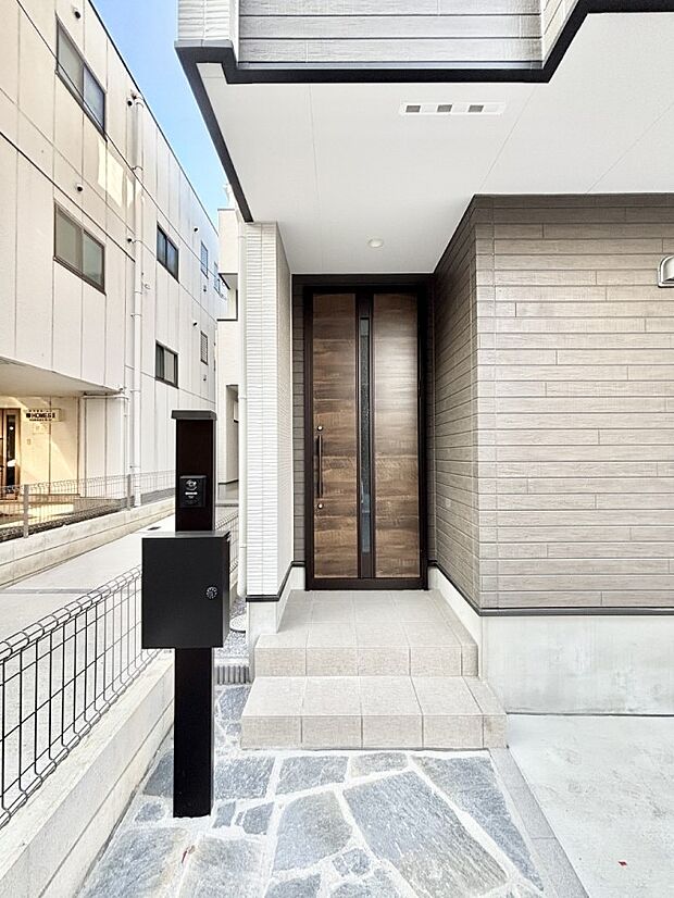 玄関アプローチにはプランターを並べて季節の花でお客様をおもてなしできます。