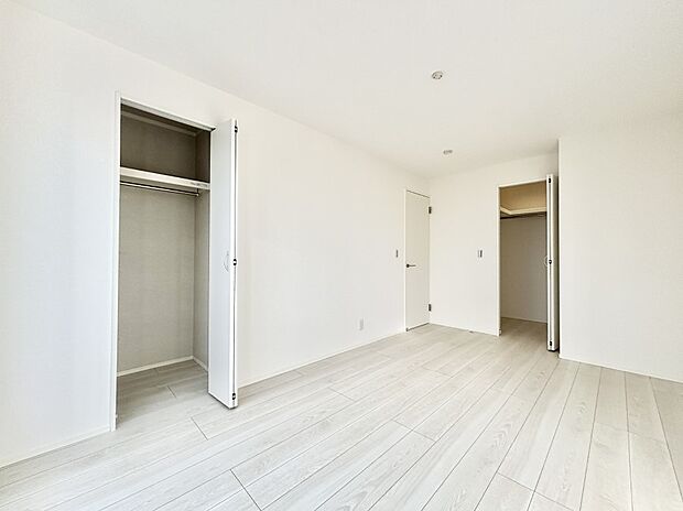 ウォークインクローゼットがあるお部屋。季節ごとの入れ替えも不要で便利です。