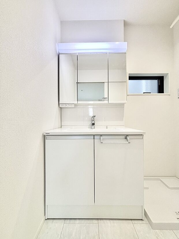 大きく見やすい三面鏡で清潔感ある洗面台は、身だしなみチェックや肌のお手入れにおすすめです。