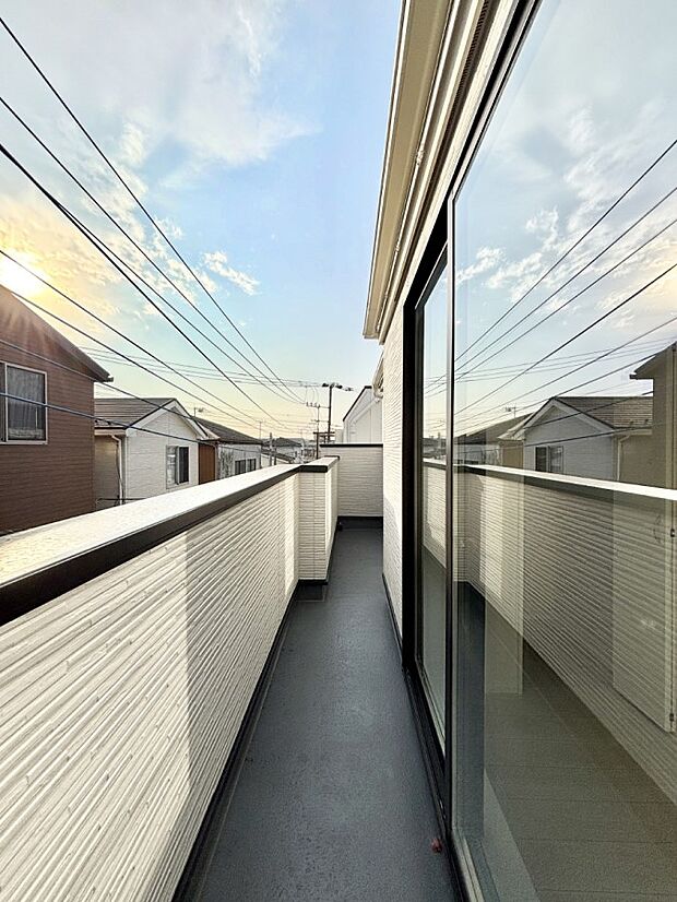 南向きのバルコニー!ご家族の洗濯物はもちろん、お布団もたっぷり干せます!