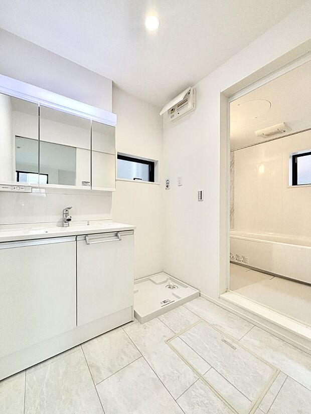 小窓がついているので湿気の多い場所でも換気が十分行えます。毎日の身支度を気持ち良く!