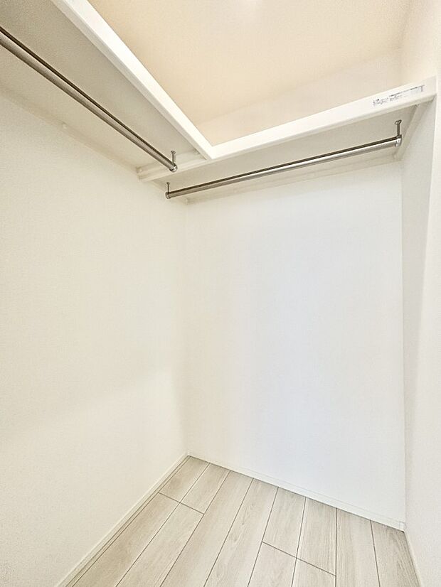 ウォークインクローゼット付きで生活空間を広く利用できます。
