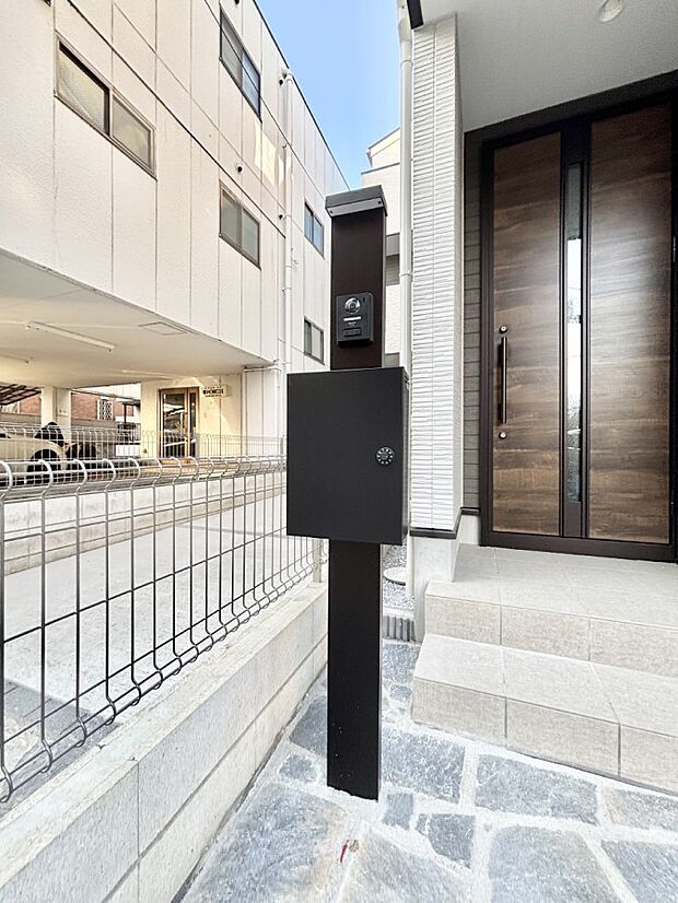 表札・インターホン・ポストをひとつに集約。エントランスになじむシンプルデザイン。