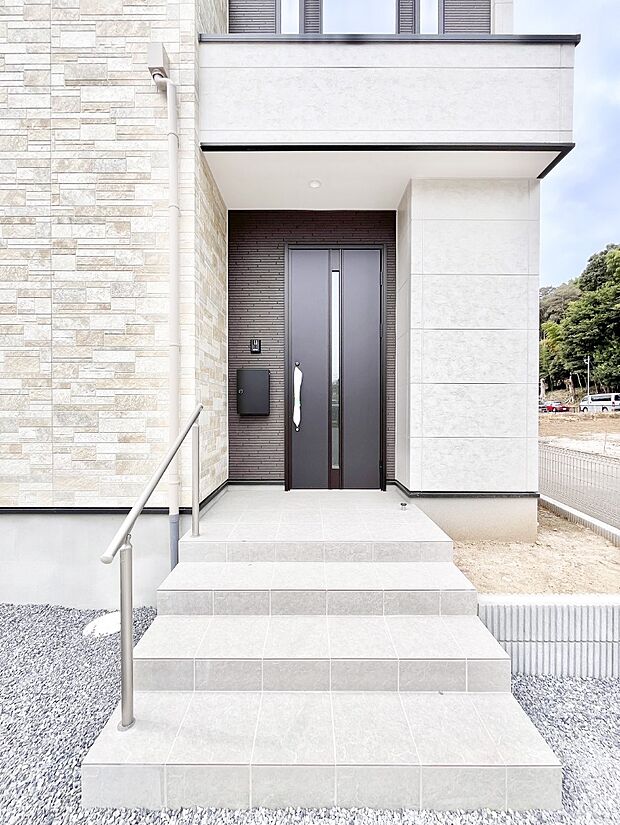 玄関前は雨が降っても濡れにくい屋根付き