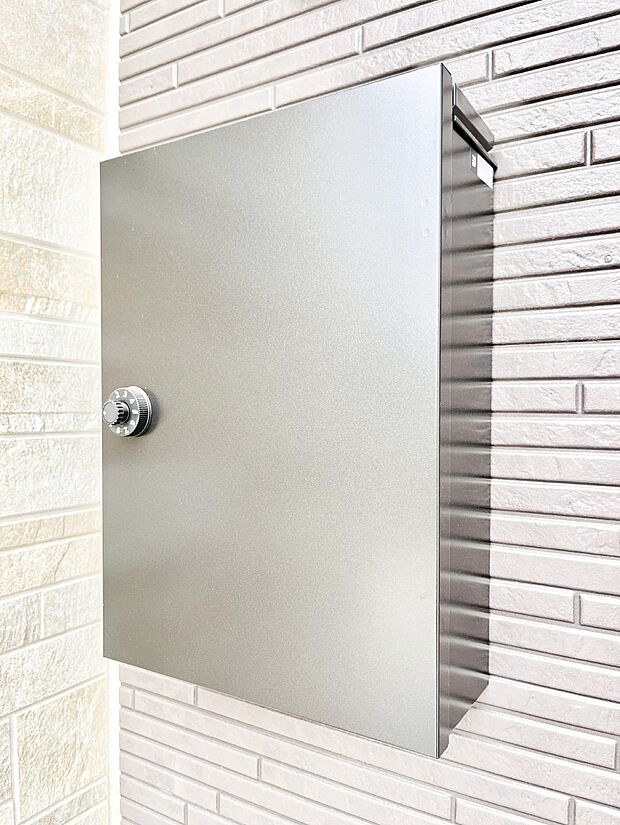 シンプルなデザインのポスト