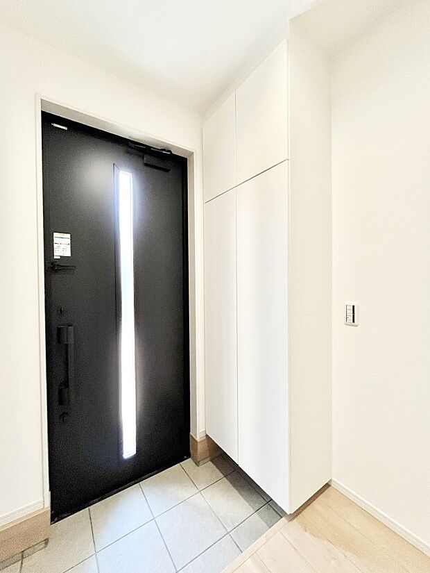 ガラススリットの入った玄関ドアが室内に光を届けてくれます