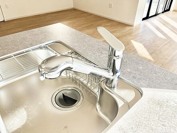 いつでも清潔なおいしいお水を。一つの水栓で水道水と浄水を使い分け。