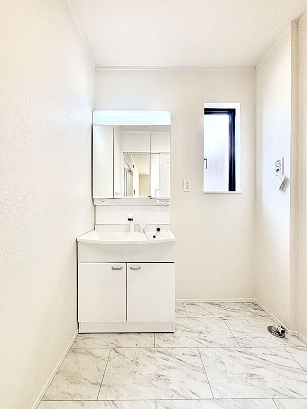 大きく見やすい三面鏡で清潔感ある洗面台は、身だしなみチェックや肌のお手入れにおすすめです。