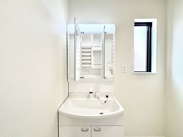 三面鏡の裏に、化粧品や衛生用品などを収納可能。洗面台をすっきりと保ちます！
