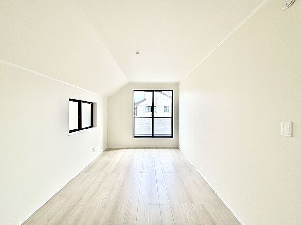 バルコニーが開放感をプラスしてくれる洋室