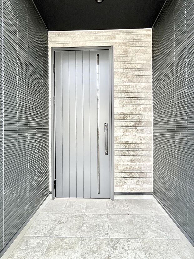 玄関前は雨が降っても濡れにくい屋根付き　