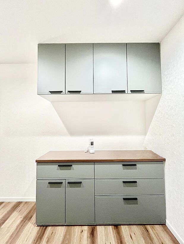 カップボードも標準装備 広々スペースでお料理しやすいキッチンです