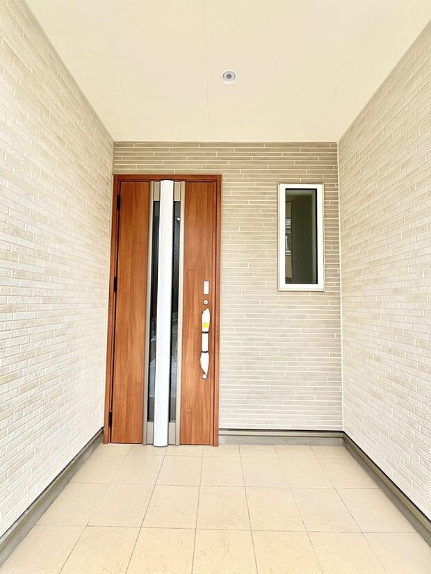 玄関前は雨が降っても濡れにくい屋根付き