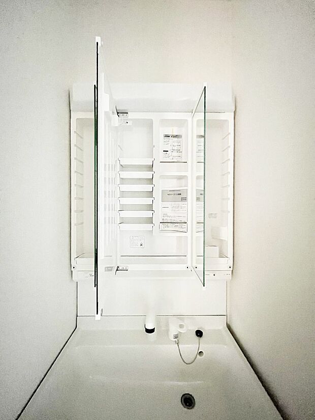 三面鏡の裏に、化粧品や衛生用品などを収納可能。洗面台をすっきりと保ちます！